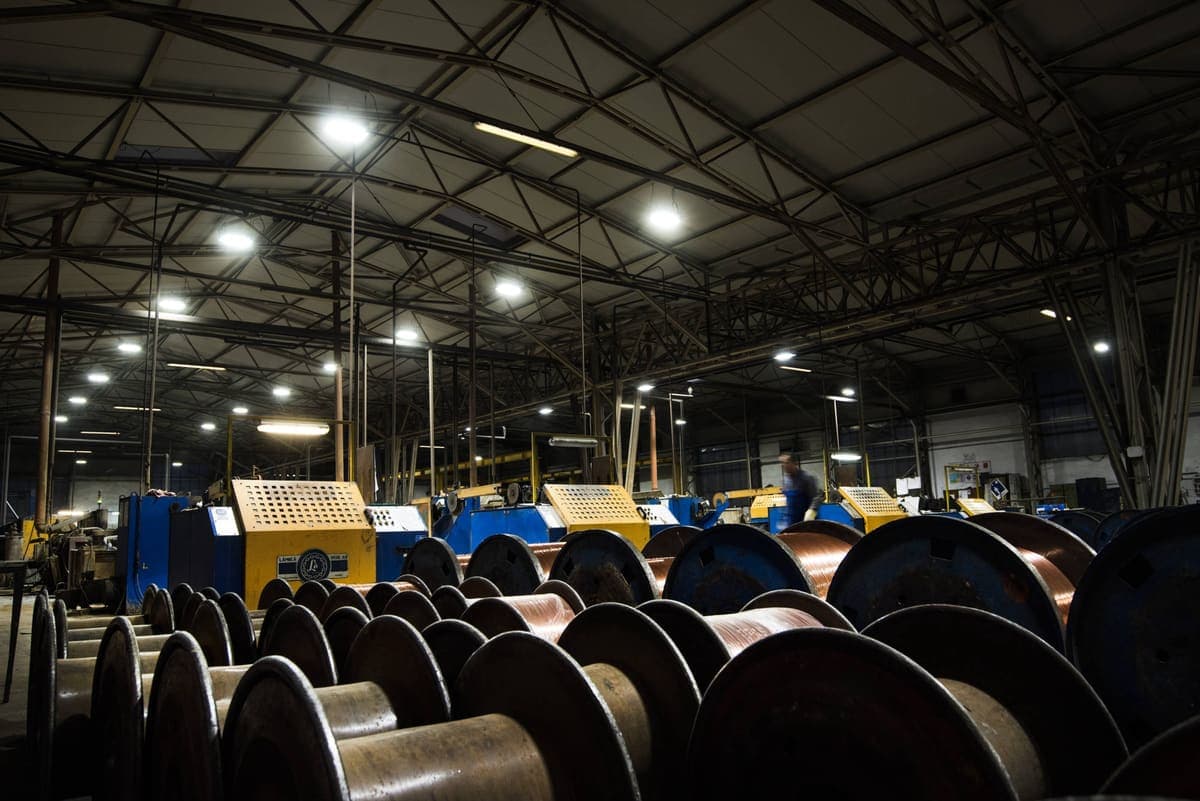 Industrijska LED high bay montaža — referenca HB09
