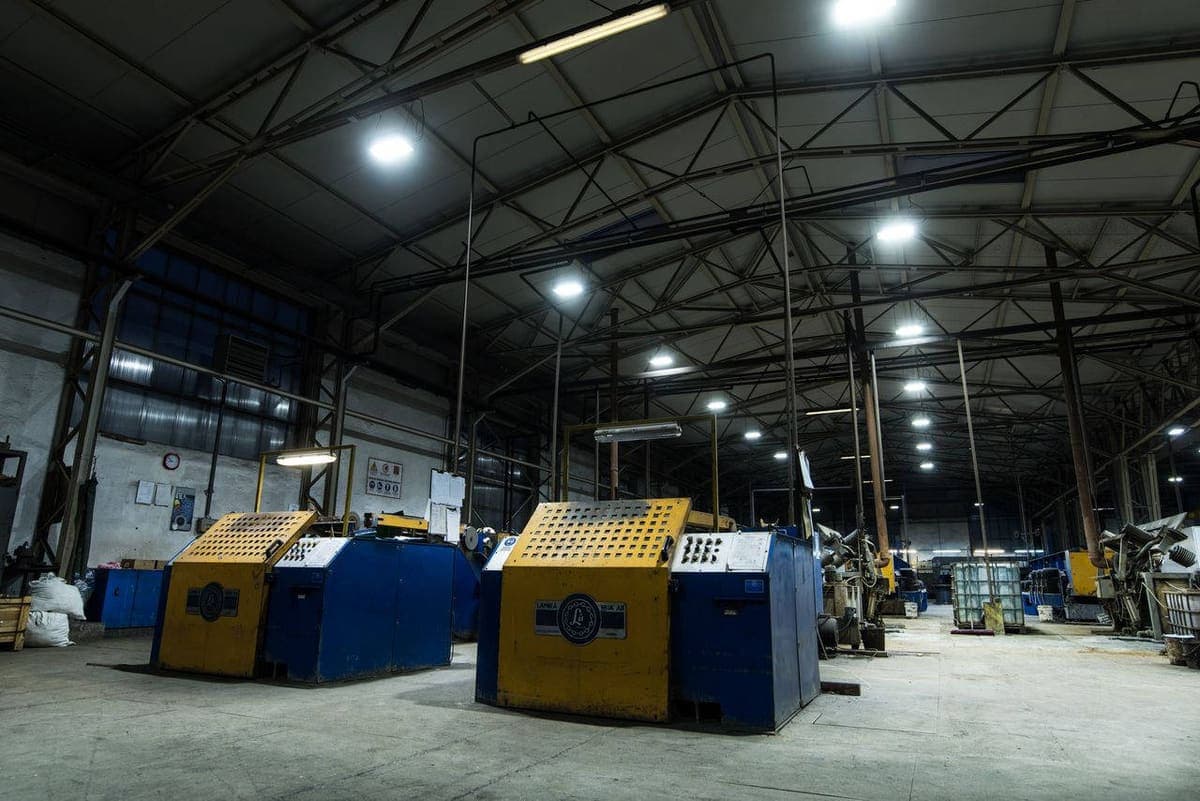 High bay LED v industrijski hali — referenca