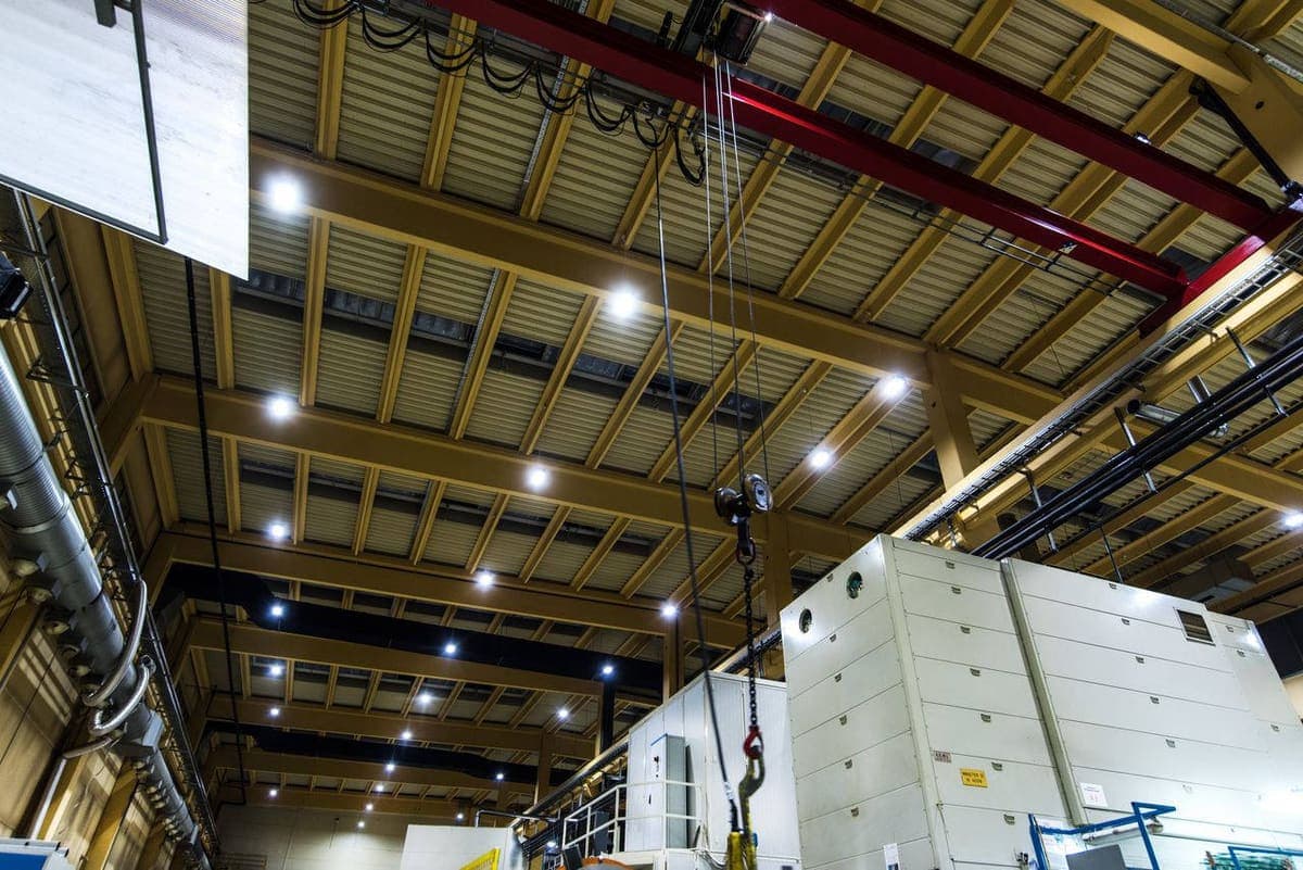 LED high bay osvetlitev proizvodnje — referenca