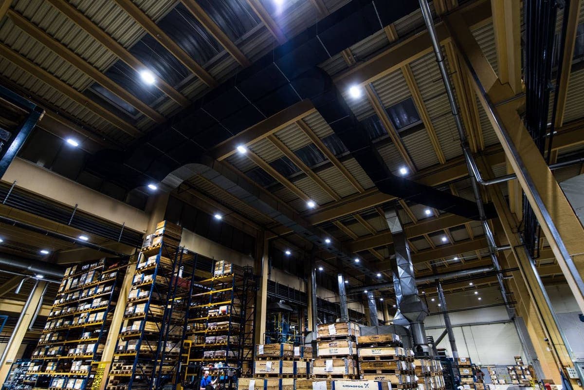 Industrijska hala z LED high bay — referenca
